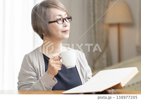リビングで読書をするシニア女性 138977205