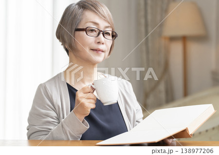 リビングで読書をするシニア女性 リビングで読書をするシニア女性 138977206