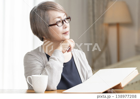 リビングで読書をするシニア女性 リビングで読書をするシニア女性 138977208