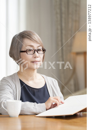 リビングで読書をするシニア女性 リビングで読書をするシニア女性 138977212