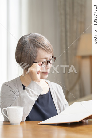 リビングで読書をするシニア女性 リビングで読書をするシニア女性 138977213