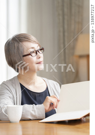 リビングで読書をするシニア女性 138977217