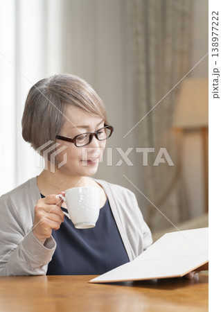 リビングで読書をするシニア女性 138977222