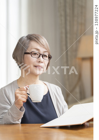 リビングで読書をするシニア女性 リビングで読書をするシニア女性 138977224