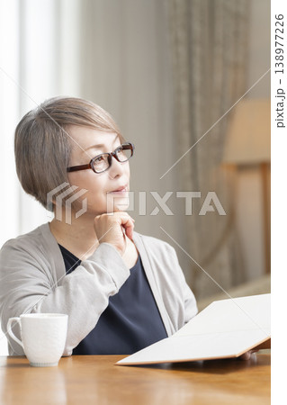 リビングで読書をするシニア女性 138977226