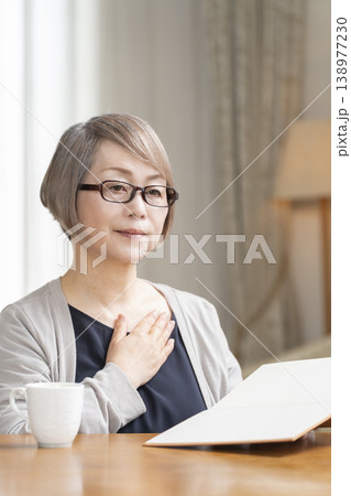 リビングで読書をするシニア女性 138977230