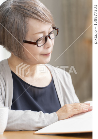リビングで読書をするシニア女性 138977231