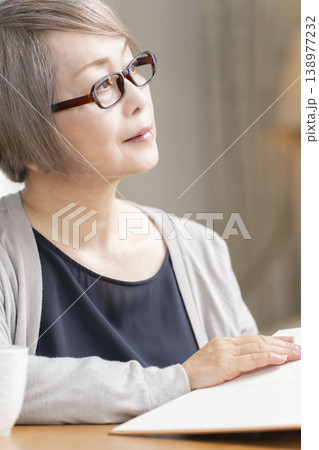 リビングで読書をするシニア女性 138977232
