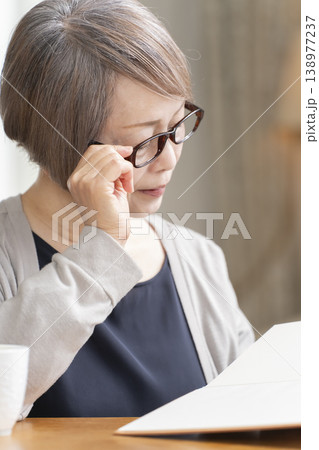 リビングで読書をするシニア女性 リビングで読書をするシニア女性 138977237