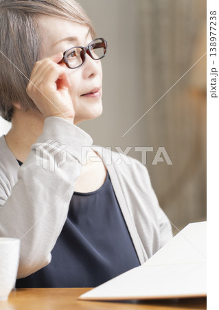 リビングで読書をするシニア女性 138977238