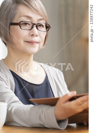 リビングで読書をするシニア女性 リビングで読書をするシニア女性 138977242