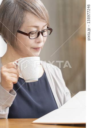 リビングで読書をするシニア女性 138977246