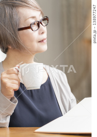 リビングで読書をするシニア女性 138977247