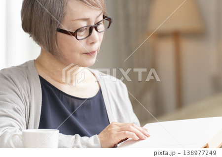 リビングで読書をするシニア女性 138977249