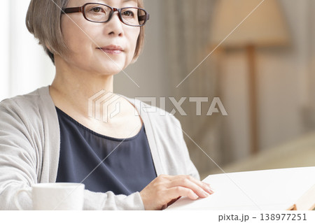 リビングで読書をするシニア女性 138977251