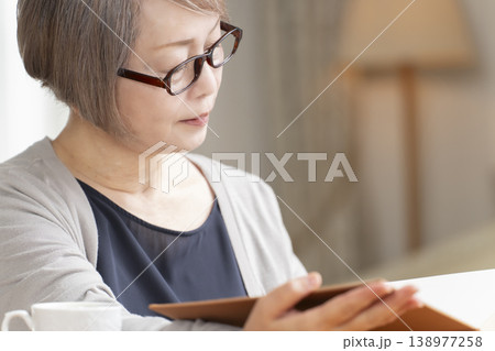 リビングで読書をするシニア女性 138977258