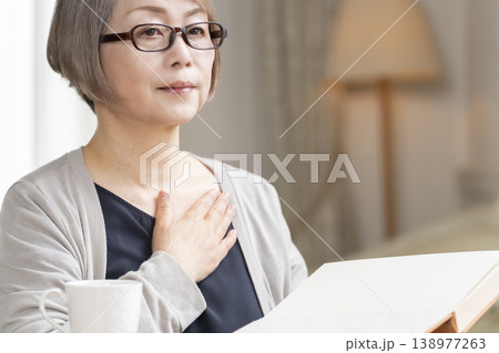 リビングで読書をするシニア女性 リビングで読書をするシニア女性 138977263