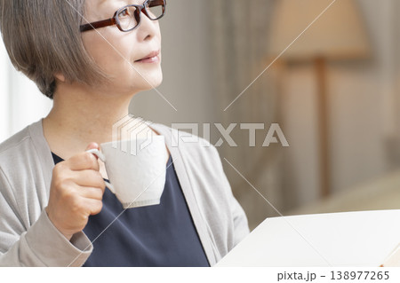 リビングで読書をするシニア女性 リビングで読書をするシニア女性 138977265