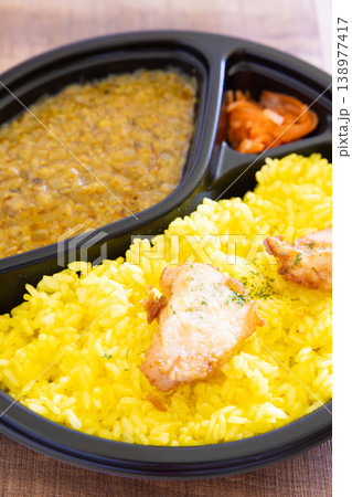 おいしいサフランライスのチキンカレー弁当 138977417