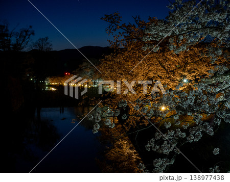 ライトアップされた夜桜 138977438