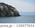 桜満開の湖 138977654