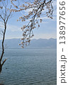 桜と湖 138977656