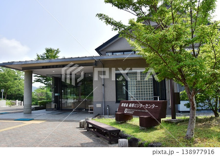 神奈川県 箱根ビジターセンターのエントランスと青空 神奈川県 箱根ビジターセンターのエントランスと青空 138977916