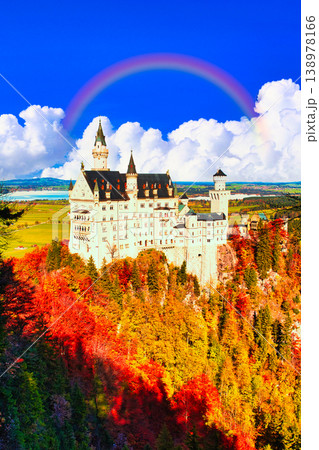 秋のノイシュバンシュタイン城の絶景 138978166