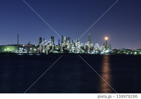 夜の根岸コンビナートの工場風景　横浜市磯子区 138978280