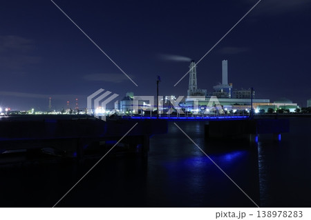 夜の根岸コンビナートの工場風景　横浜市磯子区 138978283