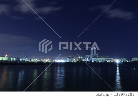 夜の根岸コンビナートの工場風景 横浜市磯子区 夜の根岸コンビナートの工場風景 横浜市磯子区 138978285