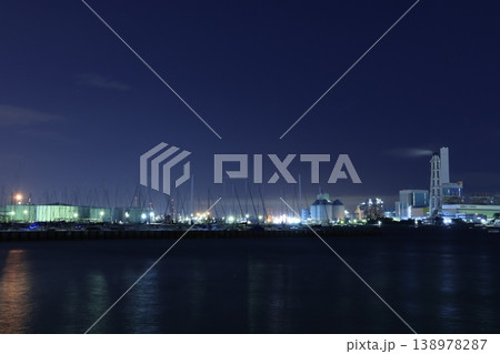 夜の根岸コンビナートの工場風景　横浜市磯子区 138978287