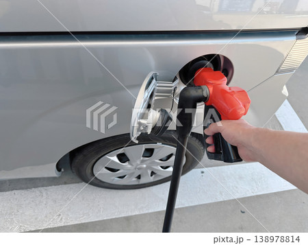 ガソリンスタンドで給油する車のクローズアップ ガソリンスタンドで給油する車のクローズアップ 138978814