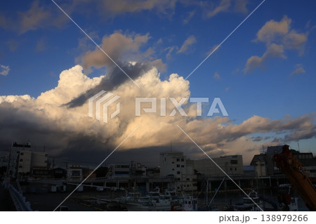 小田原漁港と雲のある夕景 138979266