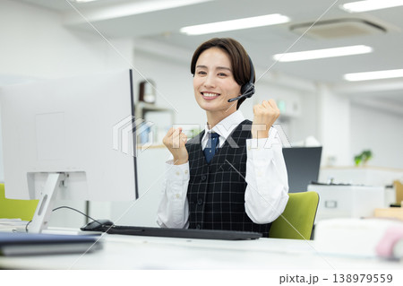 ビジネス インカムをつけている女性 ビジネス インカムをつけている女性 138979559