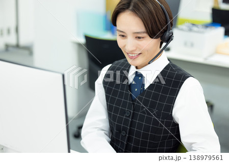 ビジネス　インカムをつけている女性 138979561