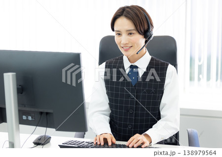 ビジネス　インカムをつけている女性 138979564