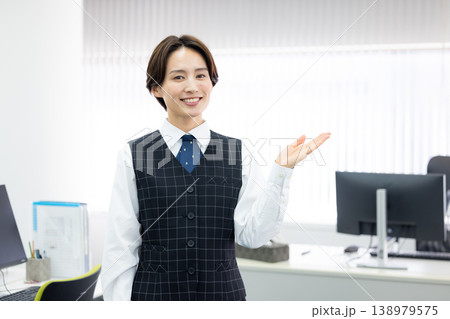 ビジネス　制服を着ている女性のポートレート 138979575