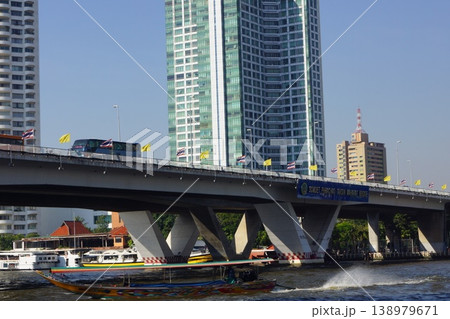タイ バンコク チャオプラヤー川沿いのタクシン橋 タイ バンコク チャオプラヤー川沿いのタクシン橋 138979671