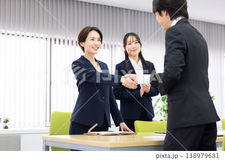 ビジネス　商談　握手をしている女性 138979681