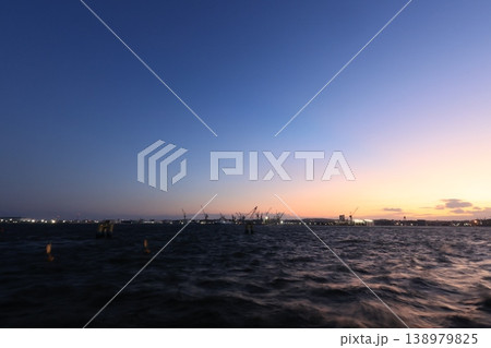 根岸港内の工場と日没の風景 夕景 根岸港内の工場と日没の風景 夕景 138979825