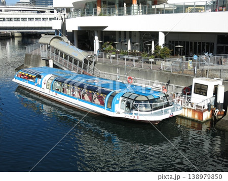 横浜ベイクォーターのシーバス横浜駅東口のりばで出航を待つシーバス5号 横浜ベイクォーターのシーバス横浜駅東口のりばで出航を待つシーバス5号 138979850