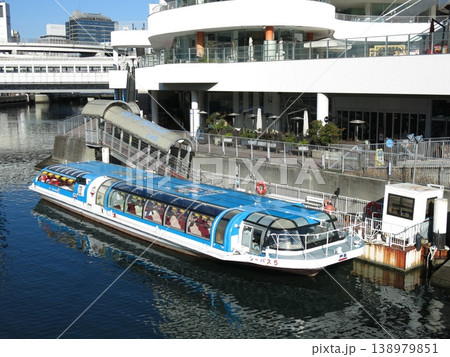 横浜ベイクォーターのシーバス横浜駅東口のりばで出航を待つシーバス5号 横浜ベイクォーターのシーバス横浜駅東口のりばで出航を待つシーバス5号 138979851