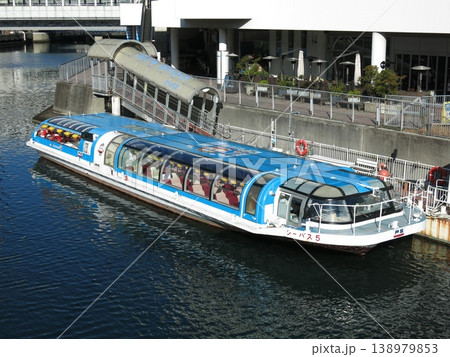 横浜ベイクォーターのシーバス横浜駅東口のりばで出航を待つシーバス5号 138979853