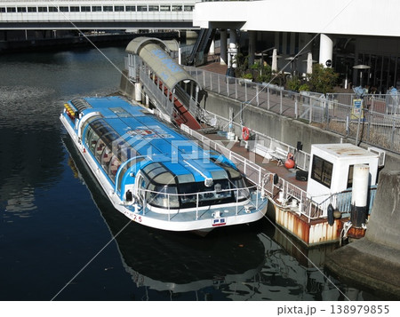 横浜ベイクォーターのシーバス横浜駅東口のりばで出航を待つシーバス5号 138979855