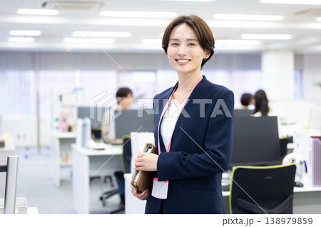 ビジネス　スーツを着ている女性のポートレート 138979859