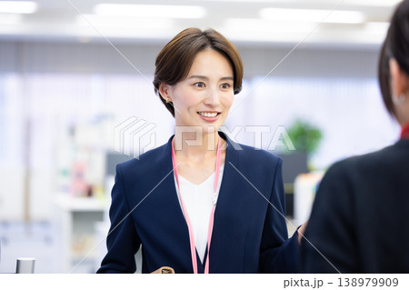 ビジネス　同僚と話ししている女性 138979909
