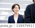ビジネス　同僚と話ししている女性 138979911