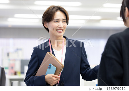 ビジネス 同僚と話ししている女性 ビジネス 同僚と話ししている女性 138979912