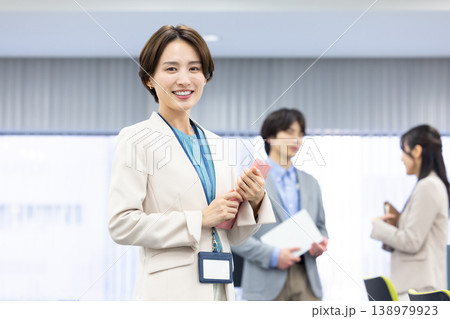 ビジネス オフィスで働く女性 ビジネス オフィスで働く女性 138979923